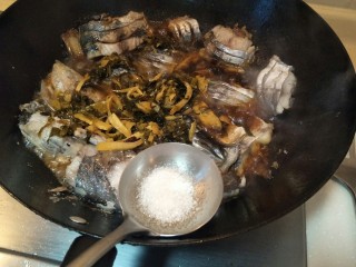 一道正经的菜——咸菜马江鱼, 放一小勺白糖。