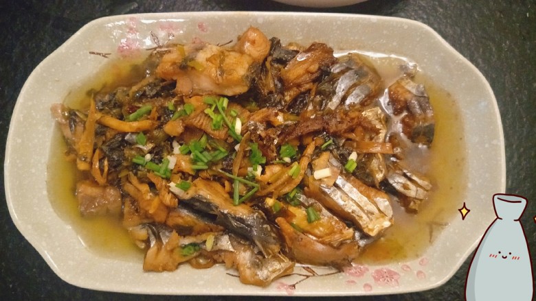 一道正经的菜——咸菜马江鱼,撒上葱花装盘，上菜😊