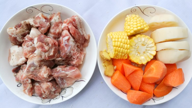 莲藕胡萝卜玉米排骨汤 美味营养又健康,准备好食材