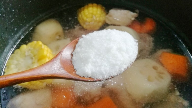 莲藕胡萝卜玉米排骨汤 美味营养又健康,加盐。