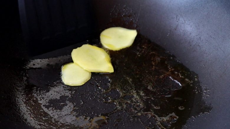 土豆炖鸡翅根,锅中倒入6g食用油，放入姜片，翻炒几下