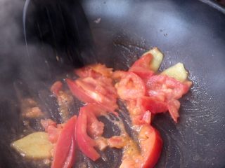 土豆炖鸡翅根,倒入西红柿，翻炒出汁