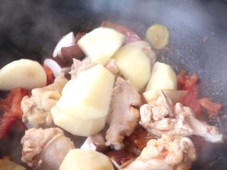 土豆炖鸡翅根,再将土豆块和香菇丁倒入，加5g儿童酱油，翻炒几分钟