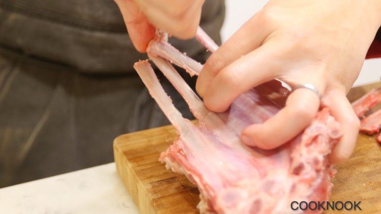 嫩煎羊排配白玉菇酱香土豆薄荷沙拉,羊肋排擦干血水 小刀将骨头上多余的肥与肉剃除干净