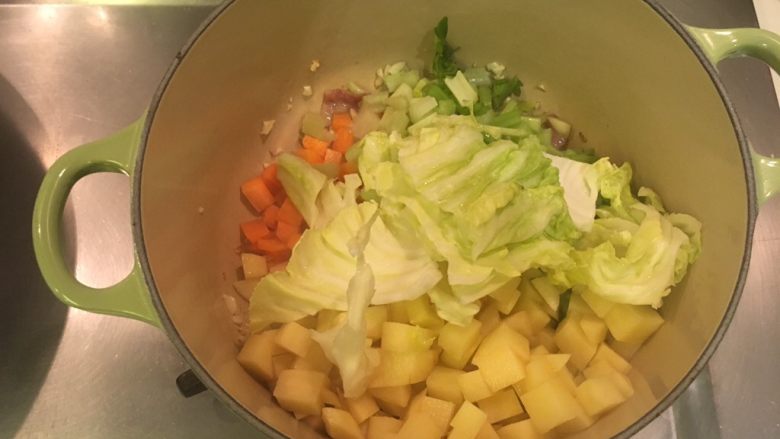 迷迭香烤羊排套餐,加入土豆、红萝卜、芹菜、高丽菜