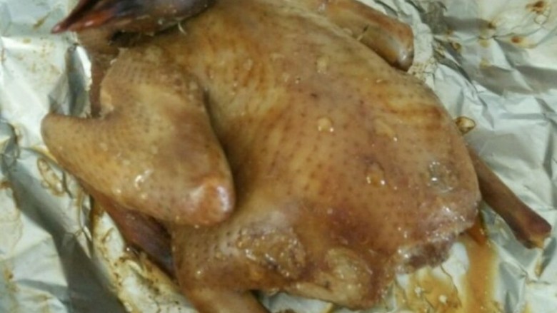 脆皮乳鸽,放到预热好的烤箱，上下管190度烤25分钟左右。拿出来刷一层蜂蜜水(1:1)