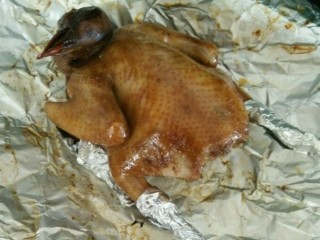 脆皮乳鸽,然后用锡纸把翅膀和脚包起来，再放到烤箱烤15分钟左右。(中间再拿出来刷两次蜂蜜水。)