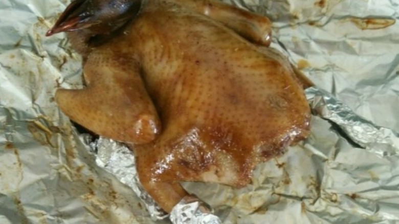 脆皮乳鸽,然后用锡纸把翅膀和脚包起来，再放到烤箱烤15分钟左右。(中间再拿出来刷两次蜂蜜水。)