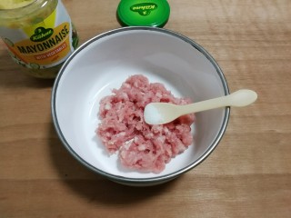 冬瓜汤汆蛋黄酱圆子,肉糜放入半小勺盐