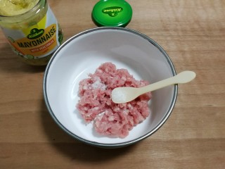 冬瓜汤汆蛋黄酱圆子,放入半小勺糖