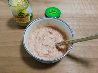 冬瓜汤汆蛋黄酱圆子,顺时针搅拌至有粘性放入冰箱冷藏一小时