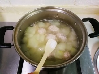 冬瓜汤汆蛋黄酱圆子,放入少许鸡精