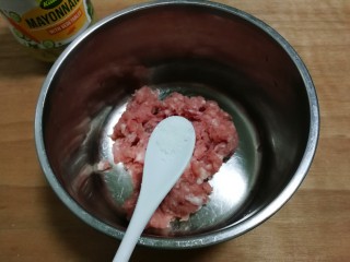 炸蛋黄酱圆子,盆中放入肉糜，放入半小勺盐