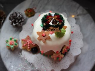 瑞士蛋糕卷之雪融蛋糕，做圣诞应景美食,根据自己喜好，来装饰，蛋糕卷蛋糕就完成啦。