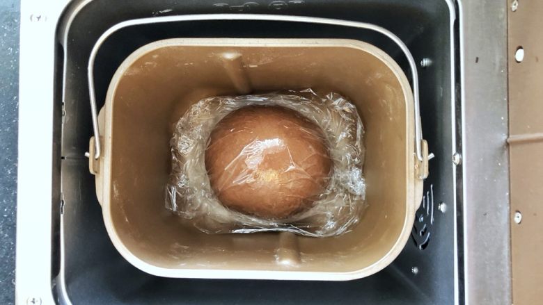 可可冰心面包,4、盖好保鲜膜盖上盖子于面包机中启动发酵功能。