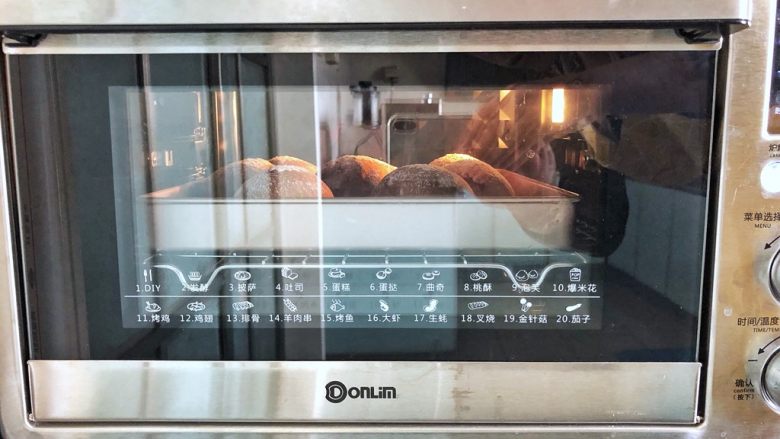 可可冰心面包,10、放入烤箱中下层，150度上下火烘烤20分钟即可。