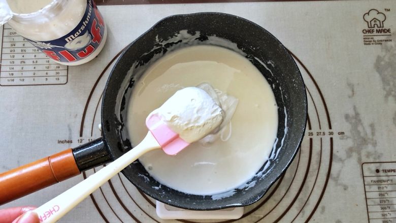 可可冰心面包,12、奶锅中倒入牛奶，放入Fluff棉花糖。
