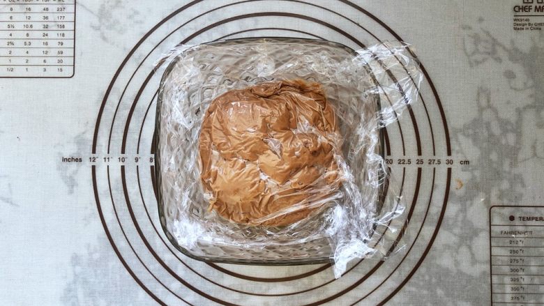 可可冰心面包,18、将棉花糖可可卡仕达酱倒入碗中，保鲜膜贴面，放入冰箱冷藏备用。