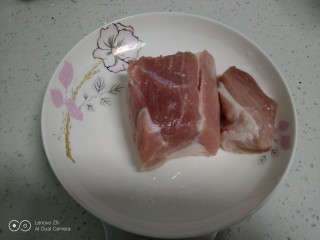 可可味猪肉芹菜饺子,猪肉洗净去皮。