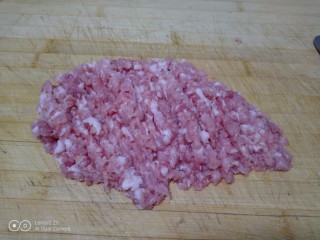 可可味猪肉芹菜饺子,猪肉先切片再切丝，然后切粒，再用刀剁碎。