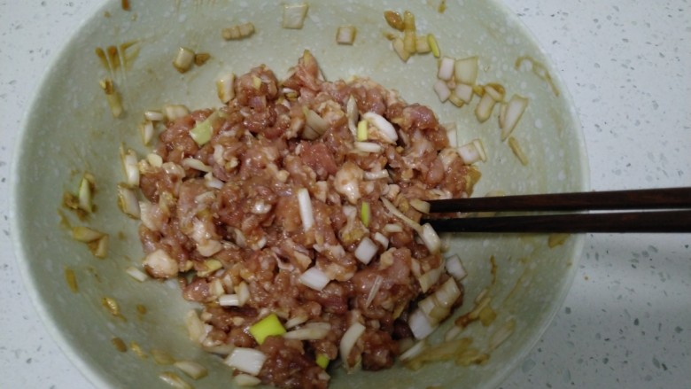 可可味猪肉芹菜饺子,搅拌均匀。