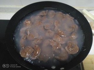 可可味猪肉芹菜饺子,锅中放入适量清水，水开后放入饺子。