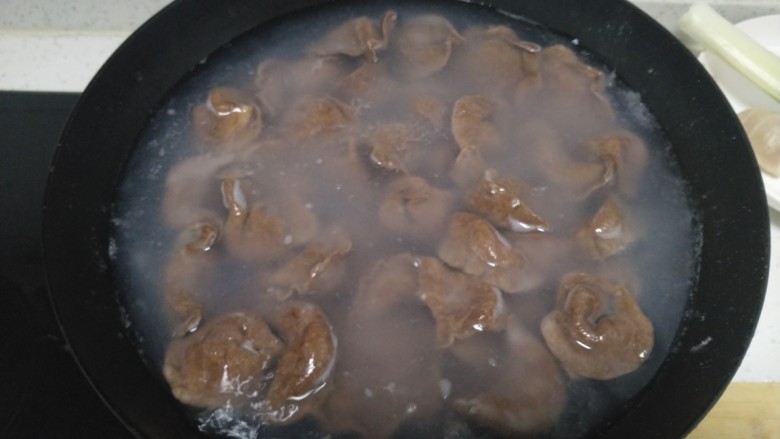 可可味猪肉芹菜饺子,锅中放入适量清水，水开后放入饺子。