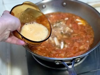 番茄豆腐汤➕番茄榨菜豆腐鸡蛋汤,转大火，淋入蛋液