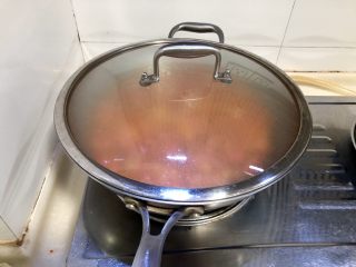 番茄豆腐汤➕番茄榨菜豆腐鸡蛋汤,加盖小火炖煮四五分钟