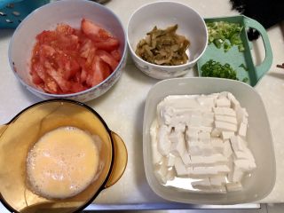 番茄豆腐汤➕番茄榨菜豆腐鸡蛋汤,全部食材准备好