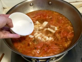 番茄豆腐汤➕番茄榨菜豆腐鸡蛋汤,转中火，淋两汤匙水淀粉
