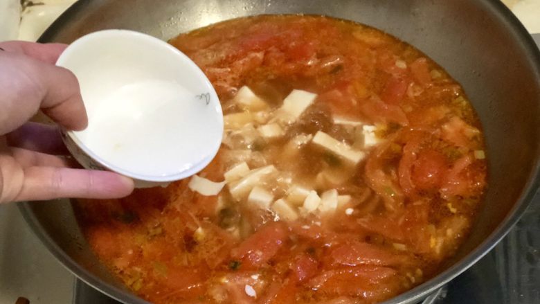 番茄豆腐汤➕番茄榨菜豆腐鸡蛋汤,转中火，淋两汤匙水淀粉