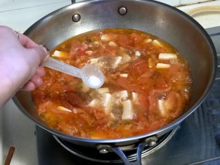 番茄豆腐汤➕番茄榨菜豆腐鸡蛋汤,尝下咸淡根据个人口味添加少许盐