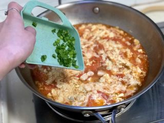 番茄豆腐汤➕番茄榨菜豆腐鸡蛋汤,蛋花飘起，撒葱末，淋一茶匙麻油，关火即可