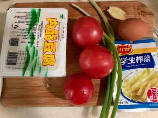 番茄豆腐汤➕番茄榨菜豆腐鸡蛋汤,食材合照：番茄三个，内脂豆腐一盒，榨菜一袋，鸡蛋一个，姜一小块，小葱两根