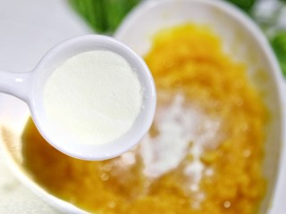 软糯Q弹的奶香南瓜芝麻球,南瓜用勺背压成泥状，加入20g奶粉。加入白糖。
