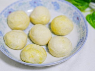 软糯Q弹的奶香南瓜芝麻球,分多次加入糯米粉，搅拌均匀后揉成面团，搓成圆球。