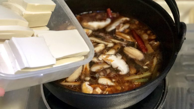 白菜煲➕五花肉白菜炖豆腐,加入花菇片和豆腐
