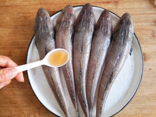 酱焖辫子鱼,鱼身上划几刀，加适量料酒腌一下。
