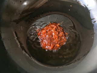 酱焖辫子鱼,加入豆瓣酱小火炒出香味。