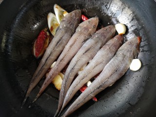酱焖辫子鱼,加入鱼，两面略煎后，轻轻翻炒至都包裹上豆瓣酱。