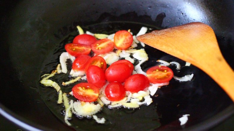 荷兰豆海鲜烩芋圆,这个时候加入提前切好的番茄，大火继续翻炒片刻。