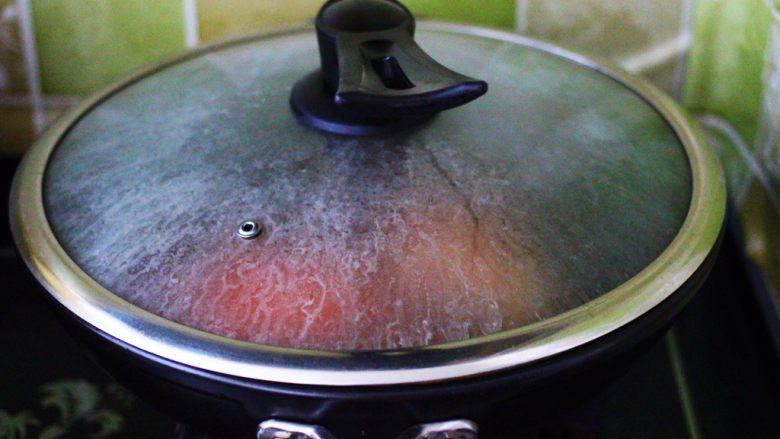荷兰豆海鲜烩芋圆,盖上锅盖大火烧开后转小小火慢慢炖至20分钟后。