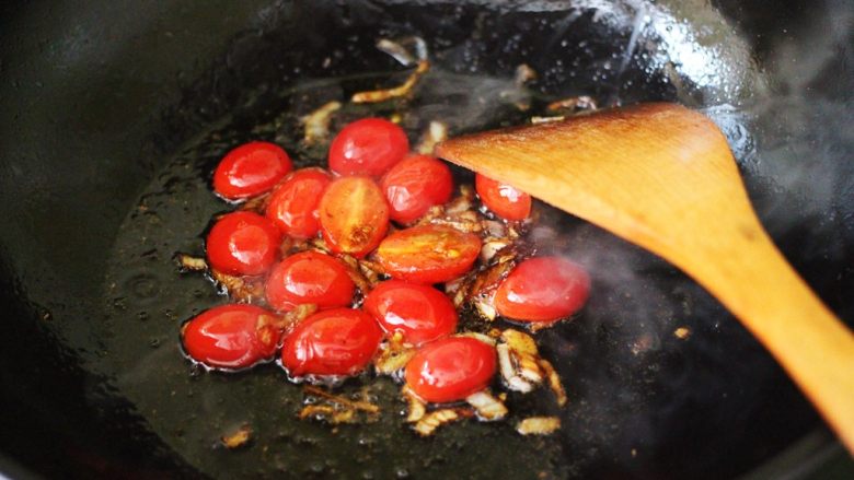 荷兰豆海鲜烩芋圆,大火继续翻炒至番茄变软的时候。