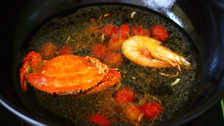 荷兰豆海鲜烩芋圆,放入提前煮熟的梭子蟹和对虾。