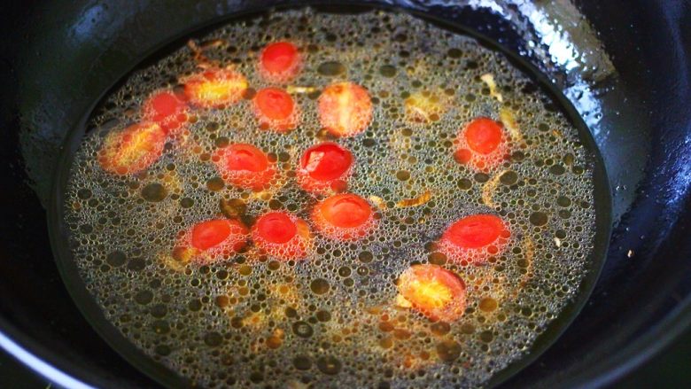 荷兰豆海鲜烩芋圆,锅中倒入适量的清水。