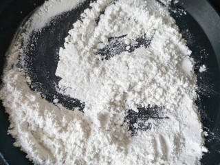 雪媚娘,30克糯米粉抄熟用于防粘。(抄到面粉没有生粉味或微微发黄)