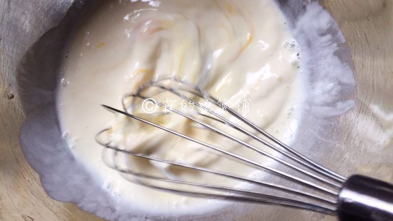 原味松饼,用打蛋器搅拌均匀