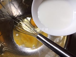 原味松饼,在另外的盆中，磕入鸡蛋，倒入牛奶