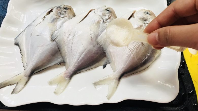 清蒸鲳鳊鱼,撒点盐少许，稍稍腌制一下